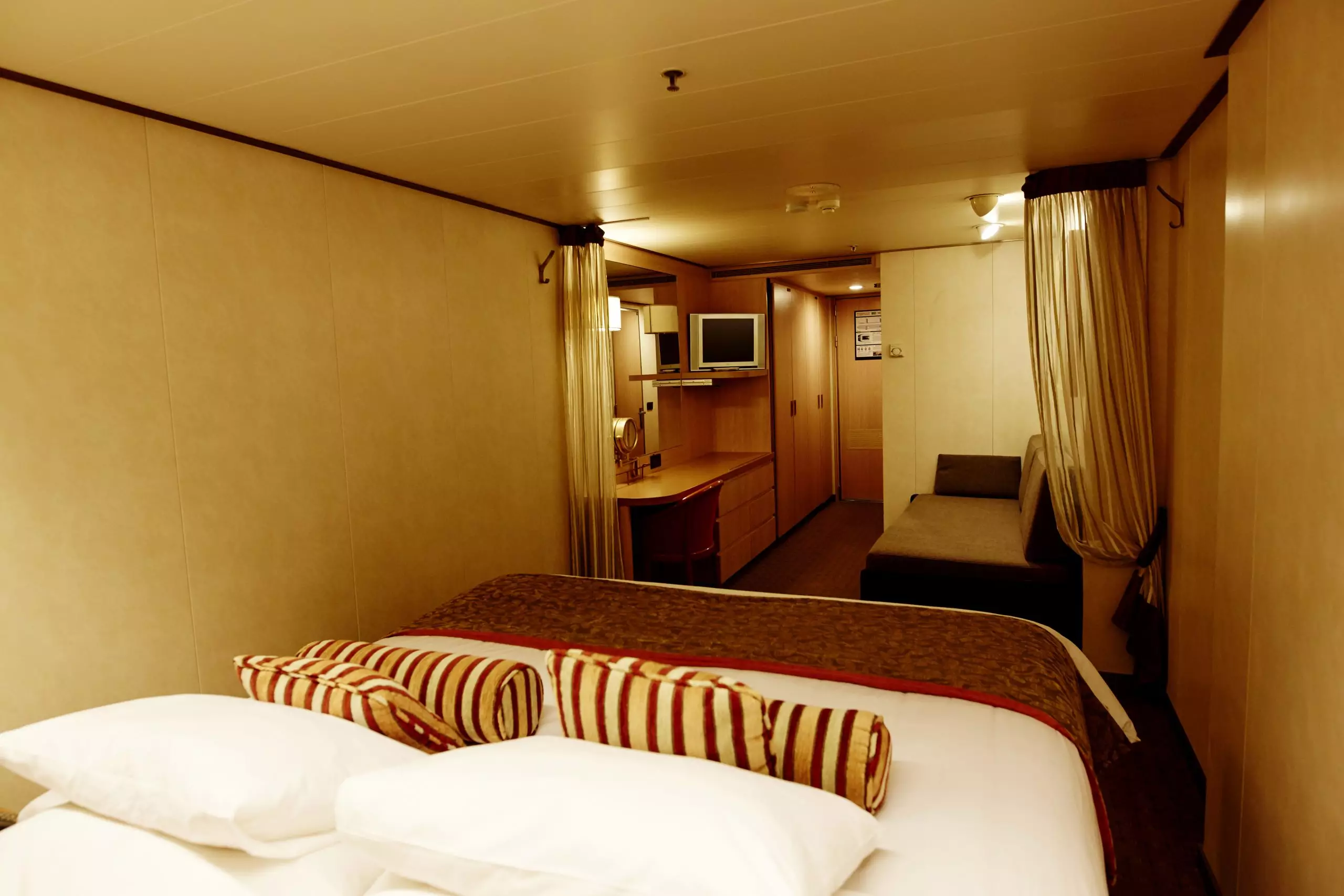 Journey Ship IA inside deck 4 IC inside deck 5 and IC inside deck 6 Double Bed scaled.jpg